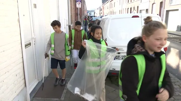 Leer­lin­gen rui­men zwerf­vuil op de grens