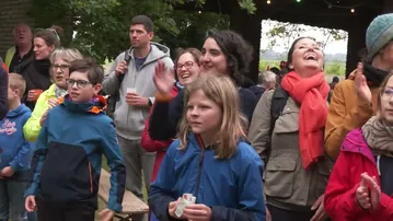 Buren verbonden door accordeonmuziek en fietsen